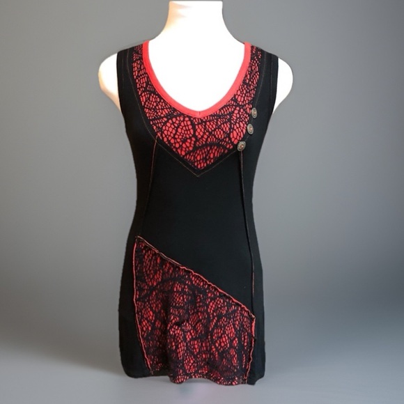 Vier Black Red Crocheted Mesh Button Accent Body Hug Top sz S - Picture 1 of 7
